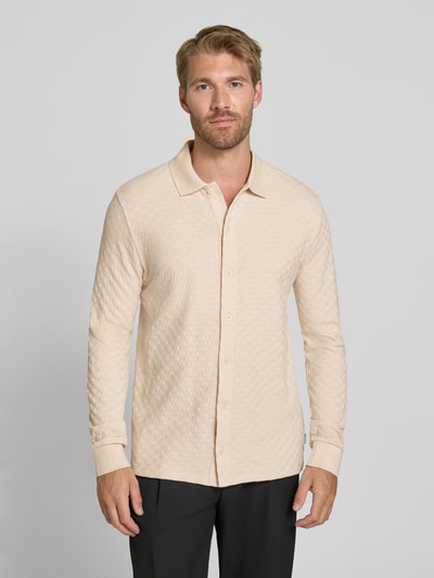 Männermodel trägt Regular Fit Freizeithemd mit Kentkragen von Paul Smith aus reiner Baumwolle in Beige, Ganzkörperansicht von vorne