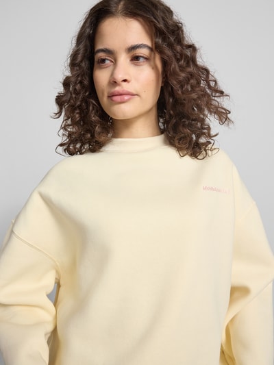 Frauenmodel trägt Relaxed Fit Sweatshirt mit Stehkragen von ANOTHER COTTON LAB, Baumwoll-Mix, Logo-Stitching, Nahaufnahme Oberkörper.
