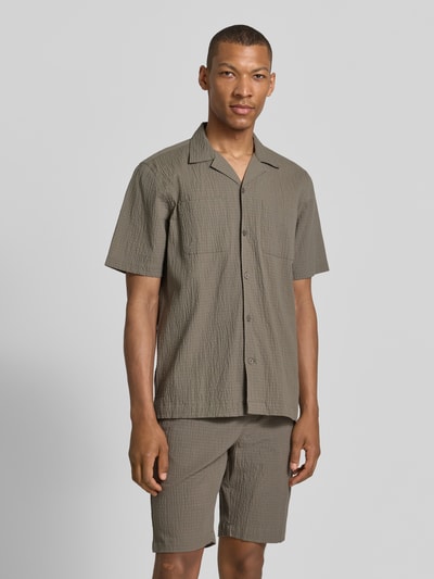 Männermodel trägt Modern Fit Freizeithemd mit Brusttaschen von Lindbergh im Baumwoll-Mix mit Stretch-Anteil, Strukturmuster, Reverskragen, Knopfleiste, grau-beige Farbton, Ganzkörperansicht von vorne.