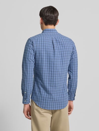 Männermodel draagt Custom Fit Freizeithemd met Button-Down-Kragen van Polo Ralph Lauren, blauw geruit katoen, rugaanzicht, Ganzkörperansicht Rückansicht. Ruglengte maat M: 77 cm, schouderbreedte 43 cm, mouwlengte 62 cm.