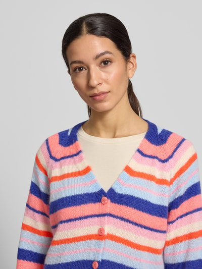 Frauenmodel trägt Strickjacke mit Knopfleiste von Smith and Soul im Mohair-Mix mit Streifen in Rosa, Blau und Orange, Nahaufnahme Oberkörper.