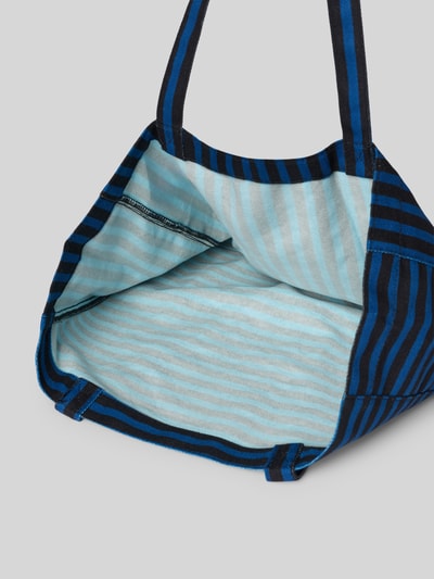 Produktfoto, Shopper aus Baumwolle mit Logo Modell 'Boutiqno Athene' von MADS NØRGAARD, Streifenmuster in Blau und Schwarz, offenes Hauptfach, sichtbare Textur, Innenseite hellblau mit dunklen Streifen, Kontext Damen Shopper, Maße 37x35x11 cm, Schulterriemen 61 cm.