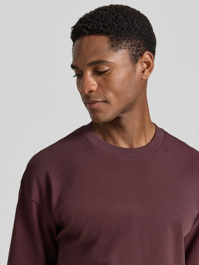 Männermodel trägt Relaxed Fit T-Shirt mit Rundhalsausschnitt von JAKE*S STUDIO MEN aus Reine Baumwolle, Kurzärmelig, Nahaufnahme Oberkörper.