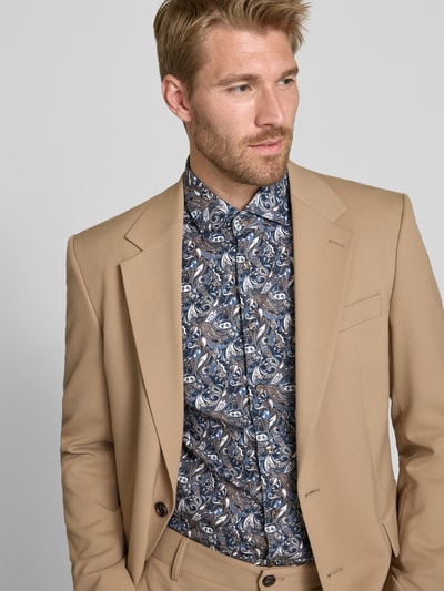 Männermodel trägt gemustertes Businesshemd von Seidensticker in Blau und Beige, beigefarbener Anzug, Nahaufnahme Oberkörper, Herren Businesshemd von Seidensticker.