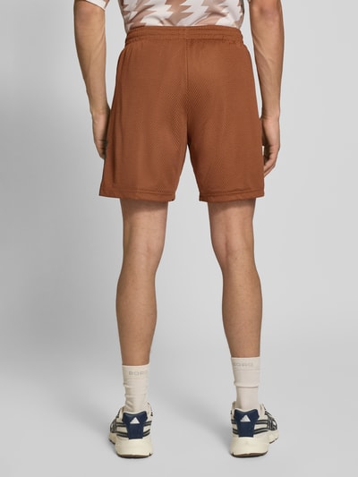 Männermodel trägt Regular Fit Sweatshorts mit all-over motief van adidas Sportswear, elastische boord, zij-steekzakken, labelprint, Ganzkörperansicht Rückansicht.