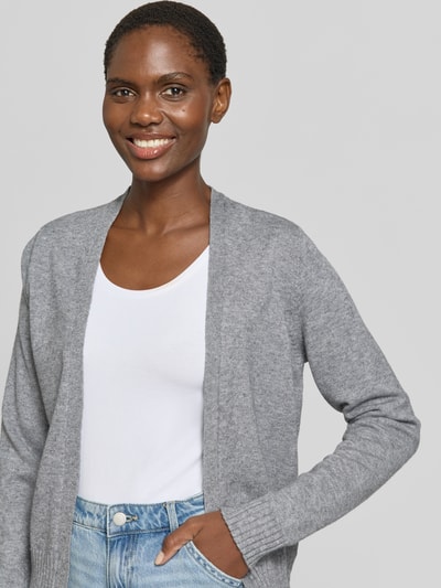 Frauenmodel trägt Cardigan aus Viskose-Mix mit offener Front Modell 'VIRIL' von Vila in Grau, Gerader-Schnitt, Gerippte-Abschlüsse, Nahaufnahme Oberkörper