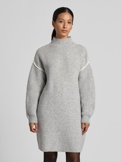 Frauenmodel trägt Regular Fit Strickkleid mit Kontraststreifen von VERO MODA, grau, Strickoptik, Mock Neck, knielang, Ganzkörperansicht von vorne.