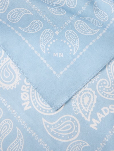 Produktfoto, Halstuch aus Baumwolle im Allover-Look von MADS NØRGAARD in hellblau und weiß, quadratische Form, Label-Detail, reine Baumwolle