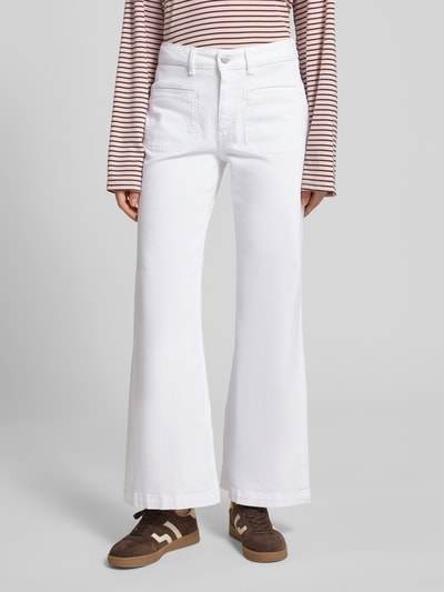 Frauenmodel trägt Bootcut Jeans aus Baumwoll-Mix Modell 'CAYA' von Marc O'Polo, Optik: Unifarben, Passform: Flared, High-Waist, Knopf mit verdeckter Knopfleiste, aufgesetzte Taschen, Material: Baumwoll-Mix, Ganzkörperansicht von vorne.