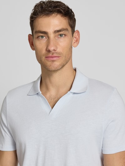 Männermodel trägt Slim Fit Poloshirt mit V-Ausschnitt von MCNEAL in Hellblau, reine Baumwolle, Polokragen, Nahaufnahme Oberkörper.