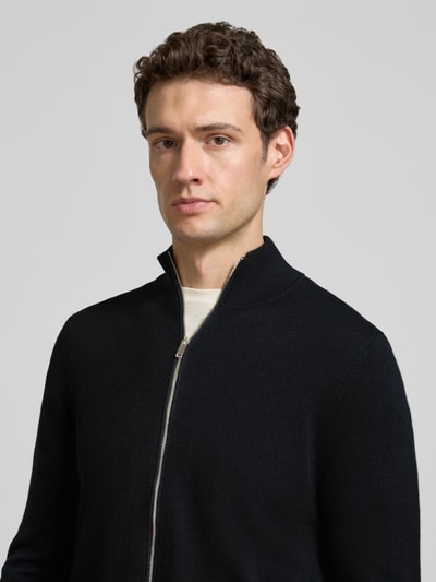 Männermodel trägt Slim Fit Pullover aus Woll-Mix von Profuomo in Schwarz, Strick-Optik, Troyer-Kragen, Nahaufnahme Oberkörper.