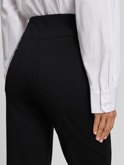 Frauenmodel trägt schwarze Straight Fit Culotte aus Viskose-Mix Modell 'Igor' von Stehmann, Detailaufnahme von hinten, Damen Culotte