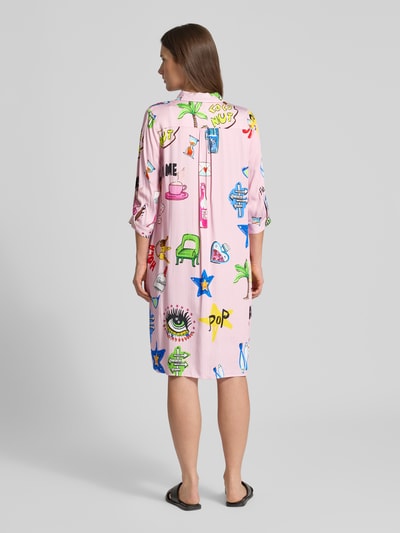 Frauenmodel trägt Relaxed Fit Hemdblusenkleid aus reiner Viskose von Milano Italy in Rosa mit buntem Print, Ganzkörperansicht Rückansicht. Rückenlänge 95 cm, Brustweite 48 cm, 3/4-Arm, Hemdblusenkragen und Knopfleiste.