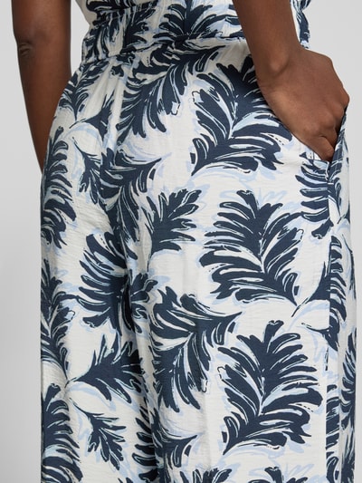Frauenmodel trägt Regular Fit Culotte aus Viskose-Mix von Tom Tailor, Optik:Allover-Muster in Blau auf Weiß, Popeline, Nahaufnahme Hüfte