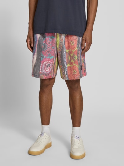 Männermodel trägt Straight Fit Shorts in Crochet-Optik mit Viskose-Anteil von COLUCCI, bunt gemustert, Material-Mix, elastischer Bund, Logo-Detail, Ganzkörperansicht von vorne.