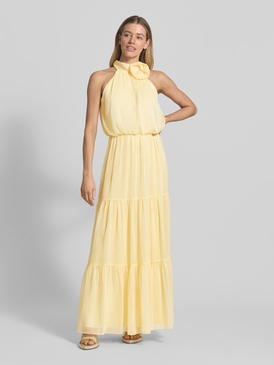 Frauenmodel trägt Abendkleid mit floraler Applikation von Swing aus Chiffon, taillierter Schnitt, Maxikleid, Volantsaum, Ganzkörperansicht von vorne.