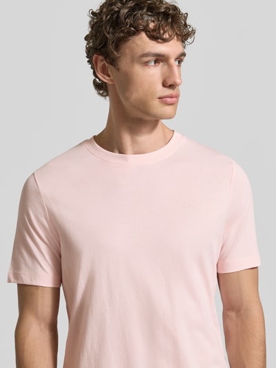 Męski model nosi Regular Fit T-Shirt aus reiner Baumwolle od s.Oliver RED LABEL, różowy, jednolity, jersey, okrągły dekolt, krótki rękaw, z nadrukiem etykiety, zdjęcie górnej części ciała z przodu.