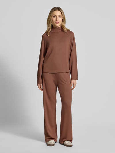 Modelka nosi Regular Fit Sweatshirt aus Viskose-Mix von s.Oliver RED LABEL, jednolity kolor, krój regular fit, długi rękaw, tkanina z wiskozy, aplikacja z logo, golf, widok całej sylwetki z przodu.