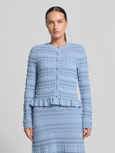 Modelka nosi Regular Fit Cardigan aus Viskose-Mix Model 'Avria' od Ted Baker, mieszanka wiskozy, imitacja dzianiny, obszycie falbanami, okrągły dekolt, listwa guzikowa, długość tyłu w rozmiarze 36: 49 cm, długość rękawów w rozmiarze 36: 61 cm, jasnoniebieski, delikatna faktura, całkowity przód, z kontekstem damski kardigan.