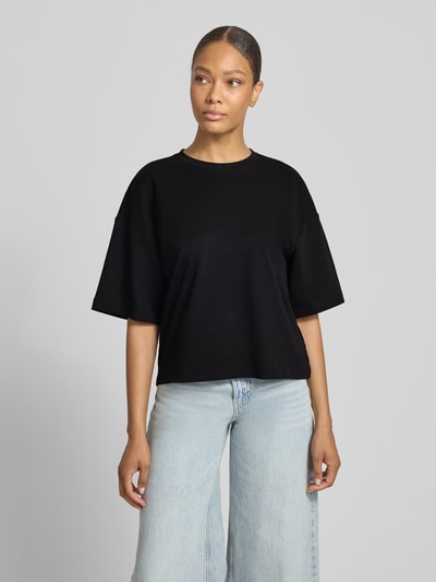 Frauenmodel trägt Oversized T-Shirt aus reiner Baumwolle von s.Oliver RED LABEL, Optik: Unifarben, Kurzarm, Rundhals, Jersey. Ganzkörperansicht von vorne.