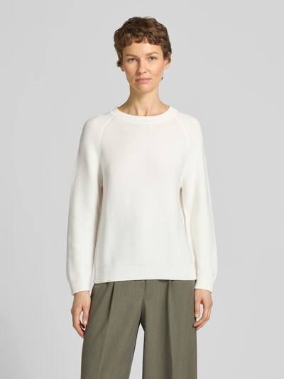 Frauenmodel trägt Boxy Fit Strickpullover aus reiner Baumwolle Modell 'FOVILA' von BOSS in Optik: Unifarben, Materialverarbeitung: Strick, mit Raglanärmel, Kragenform: Crew Neck, Ärmelabschluss: Gerippt, Passform: Boxy-Fit, Farbe Weiß, glatte Textur, Ganzkörperansicht von vorne.
