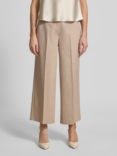 Modelka nosi Fein strukturierte Hose mit Bügelfalten von More & More, beżowy, materiał z domieszką wiskozy, krój wide fit, tekstura drobna, Szerokość w rozmiarze 36: 40 cm, długość nogawki wewnętrznej: 64 cm, zdjęcie całej sylwetki z przodu.