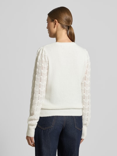Frauenmodel trägt Regular Fit Strickpullover mit Ajour-Strick Ärmeln von Tom Tailor Denim, unifarben, Rundhals, Ganzkörperansicht Rückansicht.