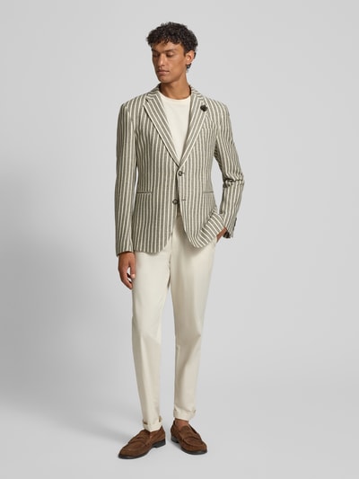 Männermodel trägt Slim Fit 2-Knopf-Sakko mit Paspeltaschen Modell 'Hawksley' von JOOP! Collection, gestreift, Baumwoll-Mix, Ganzkörperansicht von vorne.