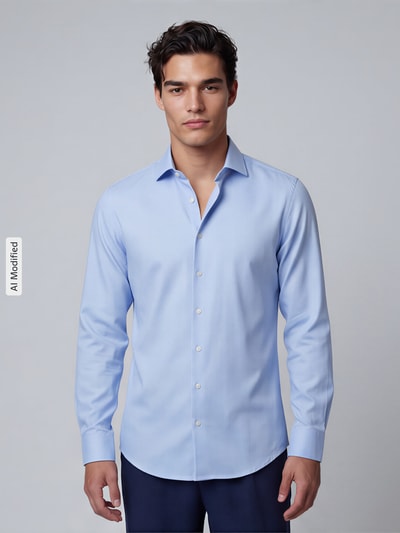 Männermodel trägt Slim Fit Business-Hemd mit Strukturmuster und Kentkragen von Jake*s, hellblau, reine Baumwolle, Ganzkörperansicht von vorne.