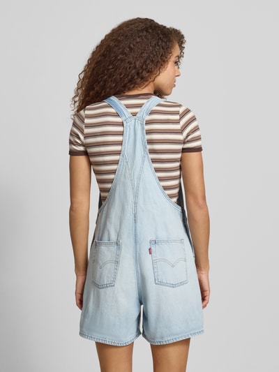Kobiece model prezentuje Relaxed Fit Latzhose aus reiner Baumwolle od Levi's®, jasnoniebieski denim, label patch, szeroki krój, tył, widok całej sylwetki