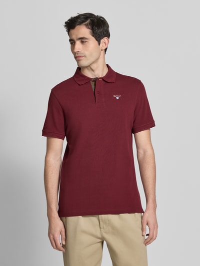 Männermodel trägt Regular Fit Poloshirt aus pure katoen van Barbour, look: effen, labelstitching, polokraag, 2-knoopsluiting, korte mouw, met split, piqué, Ganzkörperansicht van voren