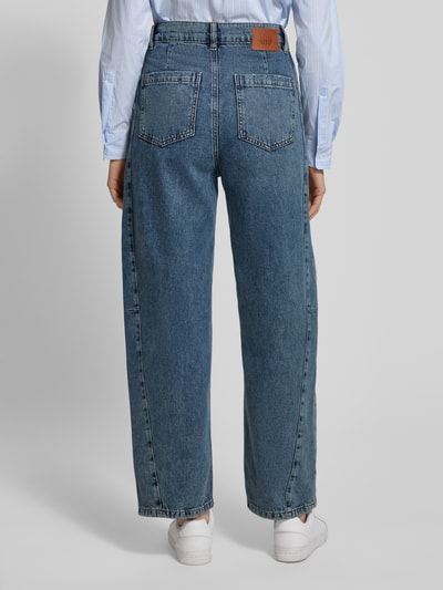 Frauenmodel trägt Wide Fit Jeans mit Eingrifftaschen von Oui in mittlerem Blau aus reiner Baumwolle, Gesäßtaschen, Ganzkörperansicht Rückansicht.