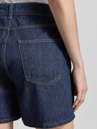 Frauenmodel trägt Jeansshorts mit Eingrifftaschen von Rich & Royal aus reiner Baumwolle, dunkelblauer Denim, Regular Fit, Detailaufnahme Rückansicht