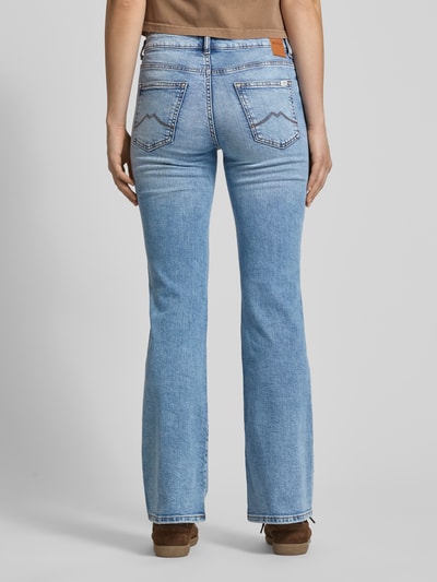 Männermodel trägt Flared Jeans im 5-Pocket-Design Modell 'Shelby' von Mustang, mieszanka bawełny z dodatkiem streczu, rozkloszowany krój, jasnoniebieski, szerokość w rozmiarze 27/32: 36 cm, długość wewnętrzna nogawki w rozmiarze 27/32: 80 cm, zapięcie na guzik i zamek błyskawiczny, tekstura denim, całkowity widok od tyłu.