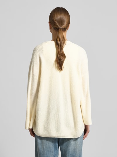 Frauenmodel trägt Relaxed Fit Cardigan mit Woll-Anteil Modell 'Damsville' von American Vintage in Strick-Optik, cremefarben, Ganzkörperansicht Rückansicht.