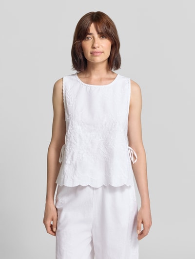Frauenmodel trägt Blusentop mit Stitchings und seitlicher Schnürung Modell 'Kaelin' von Neo Noir in Weiß, reine Baumwolle, Regular Fit, Rundhalsausschnitt, Nahaufnahme Oberkörper.
