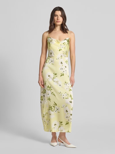 Frauenmodel trägt Damen Midikleid aus Satin im Allover-Look, Wasserfall-Ausschnitt, Spaghettiträger, Modell 'RAVENNA' von Vila, Gerade Passform, florale Muster in Gelb und Grün, Ganzkörperansicht von vorne. Rückenlänge bei Größe 36: 126 cm, Brustweite bei Größe 36: 33 cm.