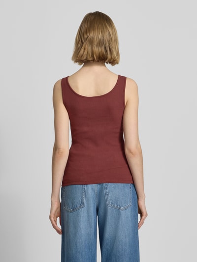 Frauenmodel trägt Slim Fit Tank Top aus Bio-Baumwoll-Mix Modell 'KITTE' von Pieces in Optik: Unifarben, Ripp, Ganzkörperansicht Rückansicht.
