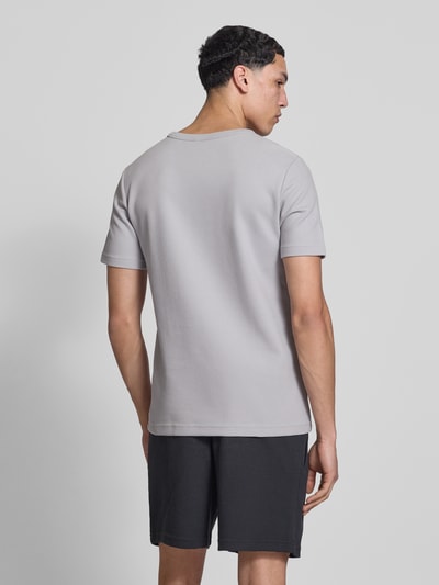Männermodel trägt Regular Fit T-Shirt mit Baumwoll-Anteil von adidas Originals, Optik: Unifarben, Waffel-Struktur, Logo-Stitching, Rundhals, Kurzarm, Ganzkörperansicht Rückansicht.
