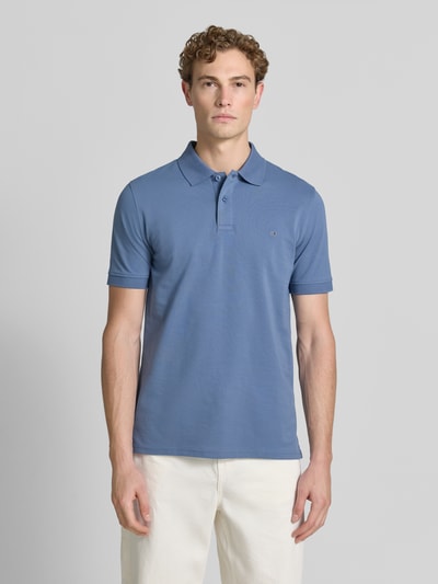 Männermodel trägt Regular Fit Poloshirt mit Stitching von Christian Berg Men aus puur katoen, knoopsluiting, ruglengte maat M 64 cm, ganzlichaamsvooraanzicht.