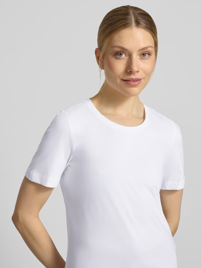 Frauenmodel trägt T-Shirt mit Rundhalsausschnitt von Christian Berg Woman, Weiß, reine Baumwolle, Regular Fit, Halbarm, Nahaufnahme Oberkörper.