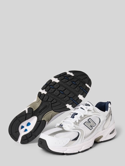 Produktfoto, Sneaker mit Label-Detail Modell 'MR530SG' von New Balance in Weiß mit abgerundeter Form, Schnürung, strukturierte Sohle, Absatzhöhe 5 cm, Schafthöhe 6 cm, Schaftweite 7 cm.