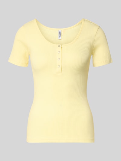 Produktfoto, Slim Fit T-Shirt aus Bio-Baumwoll-Mix Modell 'KITTE' von Pieces, efekt: jednolity kolor, krój slim fit, dekolt w łódkę, henley, krótki rękaw, prążkowana faktura, mieszanka bawełny ekologicznej