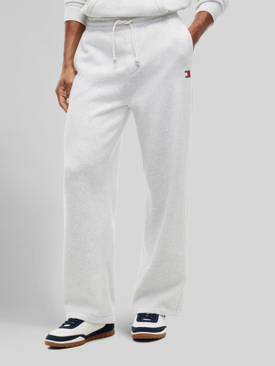 Tommy Jeans Regular Fit Sweatpants aus Baumwoll-Mix Hellgrau Melange 4