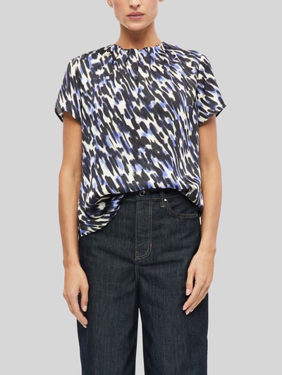Kobiece modelka nosi Regular Fit Kurzarmbluse mit Falten-Detail od s.Oliver BLACK LABEL, wzór w niebiesko-czarne plamy, widok na cały przód, bluzka z krótkim rękawem, tekstura miękka