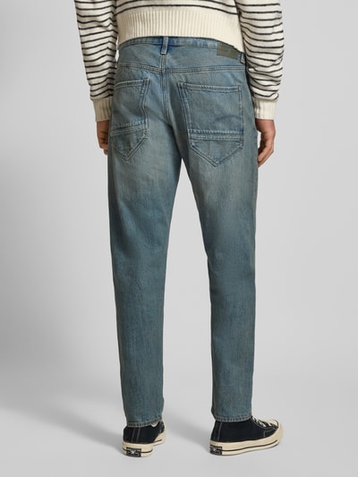 Mannelijk model draagt Regular Tapered Fit Jeans in used-look, puur katoen, model 'Morry FWD' van G-star, bandwijdte 45 cm, binnenbeenlengte 80 cm, Ganzkörperansicht Rückansicht.