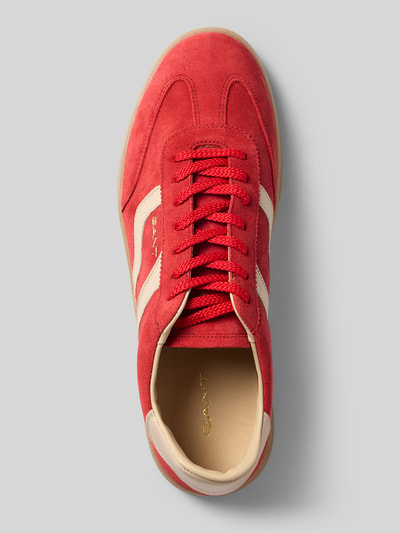 Produktfoto, Sneaker aus echtem Leder Modell 'Cuzmo' von Gant in Rot mit weißen Details, abgerundete Passform, Logo-Prägung, glatte Sohle, Schnürverschluss, Ansicht von oben