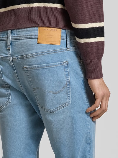 Männermodel trägt Straight Fit Jeans im 5-Pocket-Design Modell 'Glenn' von JACK & JONES aus elastischem Baumwoll-Mix, Detailaufnahme Rückansicht.