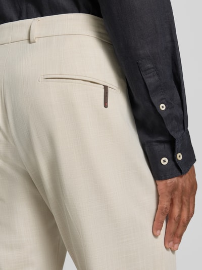 Männermodel trägt Anzughose mit Bügelfalten Modell 'Beppe' von CINQUE, Material-Mix mit Viskose-Anteil, Detailaufnahme Rückansicht.