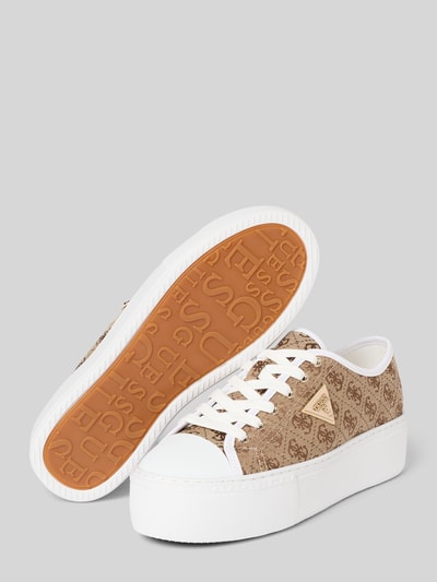 Produktfoto, beżowe sneakersy z nadrukiem z logo na całej powierzchni, biała profilowana podeszwa, model 'Joe' od Guess, wiązanie, wysokość obcasa w rozmiarze 40: 5 cm, wysokość cholewki: 6 cm, szerokość w rozmiarze 40: 9 cm
